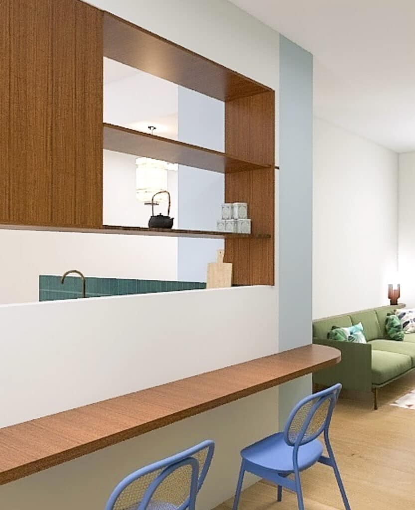 Intérieur moderne avec comptoir bois, chaises bleues. Séparateur en bois, théière, cuisine carrelée vert, salon canapé vert, coussins tropicaux.
