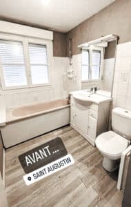 Salle de bain avant rénovation, avec baignoire saumonée, meuble vasque blanc, toilette et sol imitation bois. Texte : AVANT... SAINT AUGUSTIN.