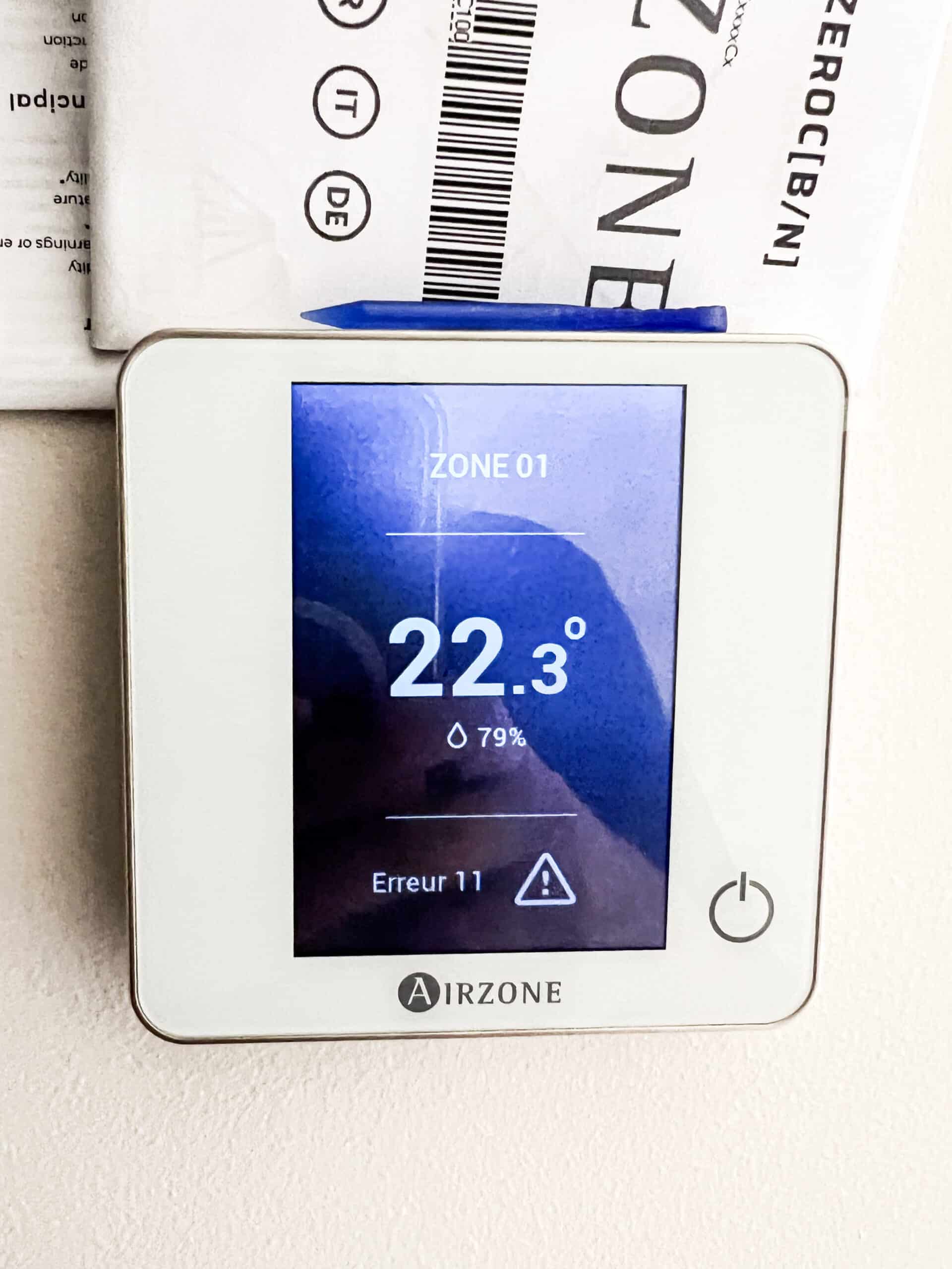 Thermostat Airzone affichant Zone 01, 22.3°C et 79% d'humidité, avec Erreur 11.